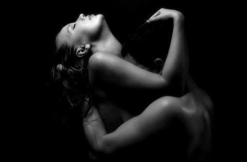 innamorati_abbracciati_foto_in_bianco_e_nero